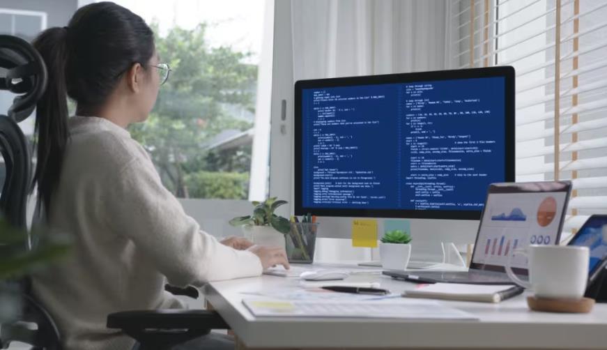 达州软件开发公司实战建议:网站赋能,为何必须接入支持机器人?